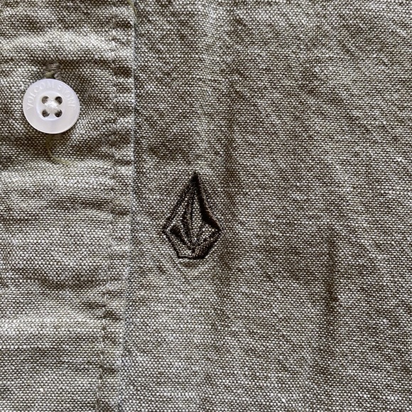 NWOT Volcom long sleeve button down - Picture 3 of 3